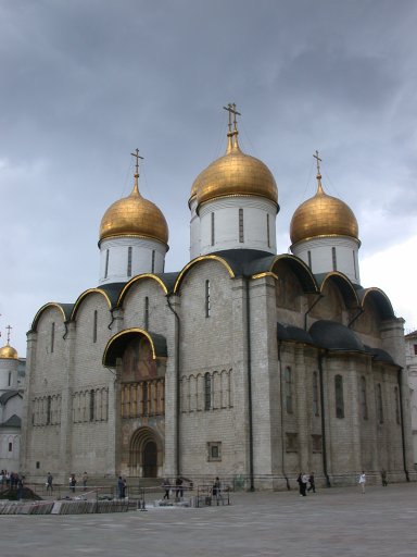 1クレムリン（モスクワ）の生神女就寝大聖堂。夏の風景。.jpg