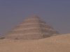 サッカラ遺跡の階段ピラミッドと屈折ピラミッド.jpg