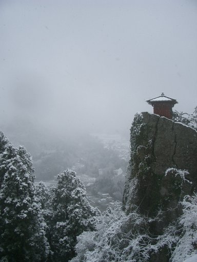 初冬の立石寺納経堂：Wikipediaからの抜粋.jpg