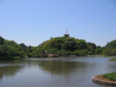 大池と旧燈明寺三重塔Sankeien_ooike.jpg