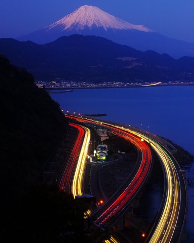 峠よりみた富士と日本の大動脈の夕景.jpg