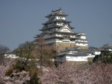 桜の季節の姫路城を南東より望むCastle_Himeji_sakura01.jpg