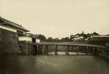 江戸城西の丸大手橋（現在の皇居正門石橋）（1869年頃）.jpg
