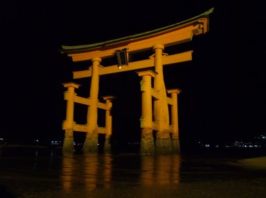 Itsukushima_Shrine_Torii_at_night.jpg